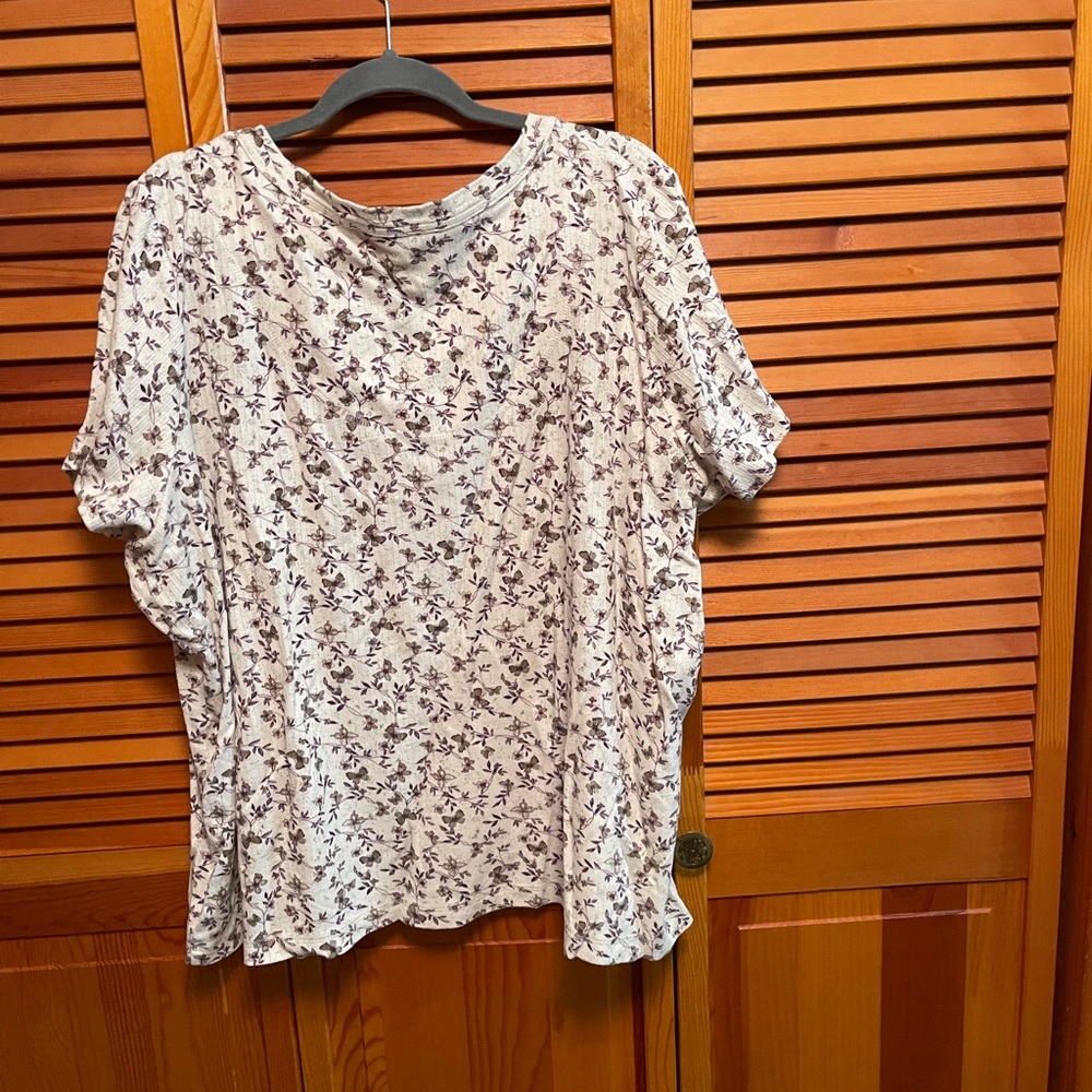 Woman’s Plus size top. 26/28. 57% cotton 43% polyester.